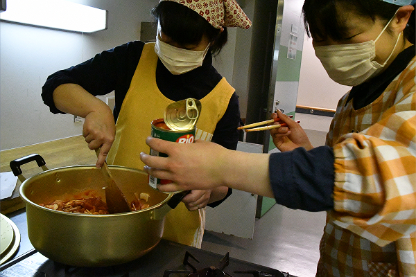 「反貧困みやぎネットワーク」の学生ボランティアたちが料理を作った。＝1日夕、仙台市　撮影：田中龍作＝