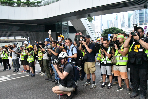 香港のメディアはデモ隊側に立ち警察と向き合った。日本では見られない光景だ。＝17日、金鐘　撮影：田中龍作＝