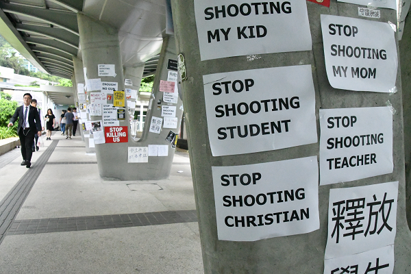 「学生を撃つな」と並んで「キリスト教徒を撃つな」。どちらも中国政府にとって厄介だ。＝19日、金鐘　撮影：田中龍作＝