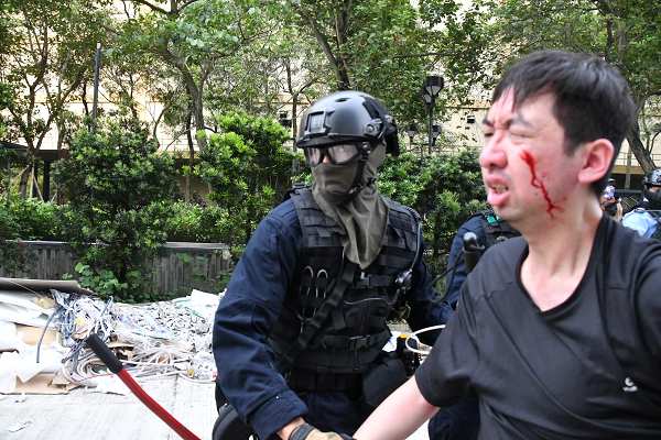 逮捕されるデモ隊メンバー。香港の自由を守るために身を挺して戦う若者の姿を伝えるために敢えて残忍な写真の公開に踏み切りました。＝24日、牛頭角付近　撮影：田中龍作＝