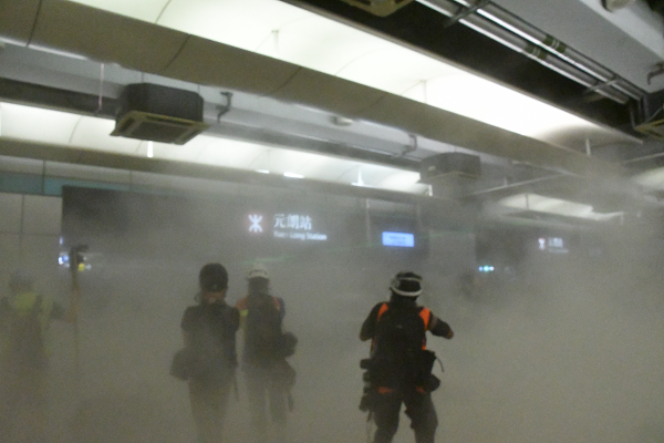 煙っているのは警察が放った催涙ガスではない。デモ隊が噴射した消火剤だ。＝21日夜、元朗駅　撮影：田中龍作＝