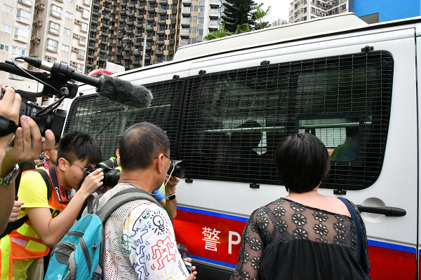 警察車両の中の警察官に激しく詰め寄る市民がひきも切らなかった。＝17日、香港　撮影：田中龍作＝