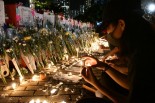 遺体が漂着した海岸の公園には白菊の祭壇が設えられた。黒マスク姿で慰霊する若者が目立った。＝24日夜、TsuenWan　撮影：田中龍作＝　