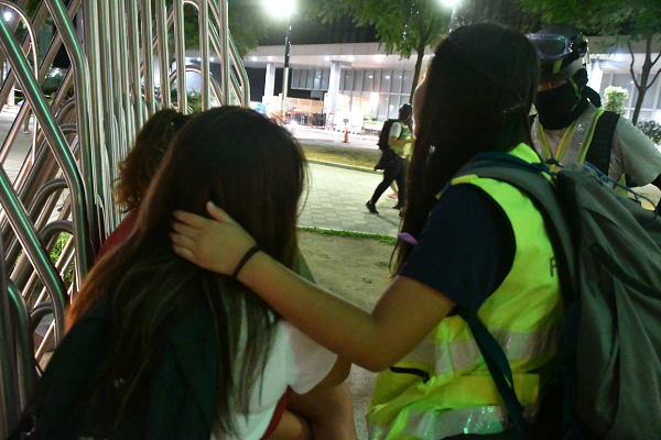 プロテスターに対する警察の弾圧は容赦ない。香港の自由を守るために彼女（後ろ姿）は戦士となることを決意した。＝3日夜、金鐘　撮影：田中龍作＝
