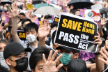 「SAVE Hong Kong 」「PASS the Act」。デモの趣旨をストレートに掲げる参加者。真剣にシュプレヒコールを叫んだ。＝8日、中環　撮影：田中龍作＝