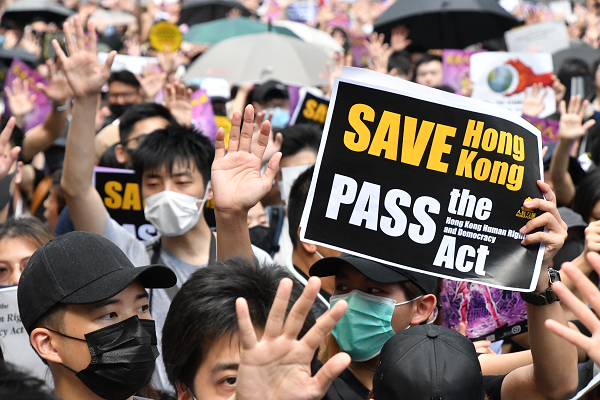 「SAVE Hong Kong 」「PASS the Act」。デモの趣旨をストレートに掲げる参加者。真剣にシュプレヒコールを叫んだ。＝8日、中環　撮影：田中龍作＝
