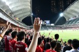 「五大訴求」を示す5本指を一斉にかざす観客たち。＝10日夜、香港スタジアム　撮影：田中龍作＝