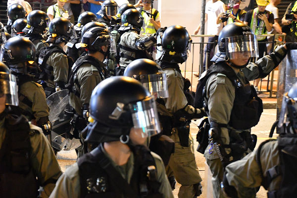 誰が香港警察なのか、誰が中国人民解放軍なのか。部外者は区別がつかない。＝21日、元朗　撮影：田中龍作＝