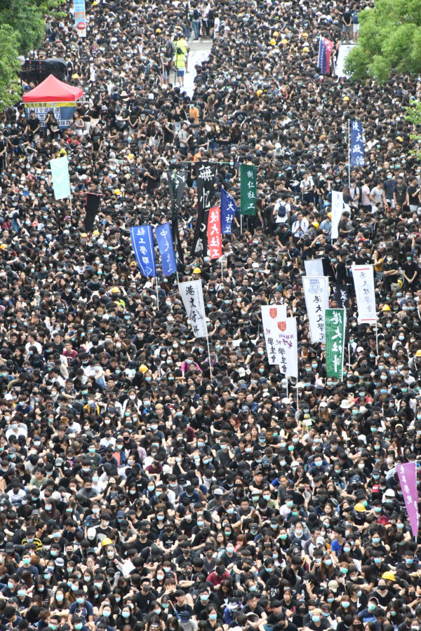 「光復香港」「時代革命」…参加者たちが叫ぶシュプレヒコールは地響きのようだった。＝2日、中文大学　撮影：田中龍作＝