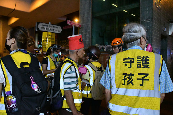 「守護孩子(英語名：Protect our kids)」。香港警察を偽装した中国人民解放軍は、善意のボランティアが気を失うまで殴打し逮捕する。＝22日、太子　撮影：田中龍作＝