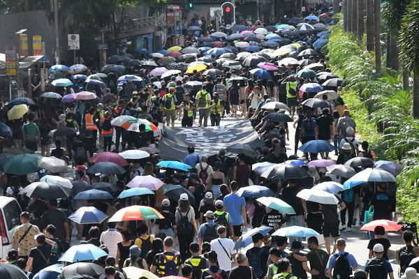 覆面禁止法施行の初日、数千人が抗議のデモ行進をした。＝5日、ワンチャイ　撮影：田中龍作＝