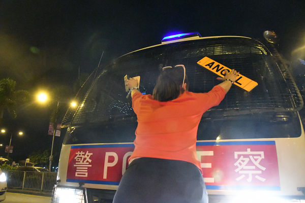 女性は警察車両の前に立ちはだかって抗議した。中国化が進めばこうした光景はなくなる。＝14日夜、セントラル　撮影：田中龍作＝