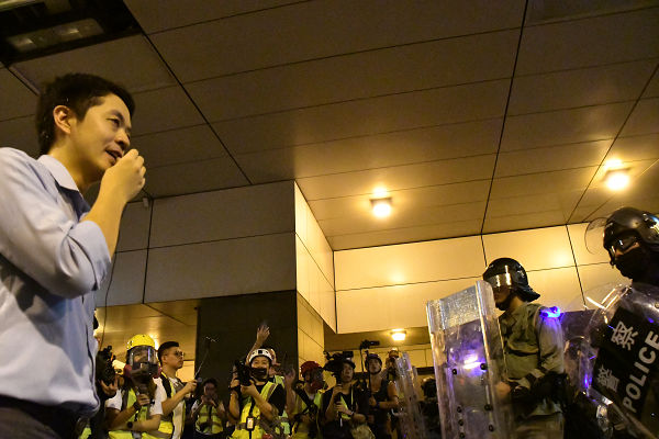 民主派議員（写真左）は「若者の逮捕は不当である」と警察に抗議した。＝14日夜、セントラル　撮影：田中龍作＝