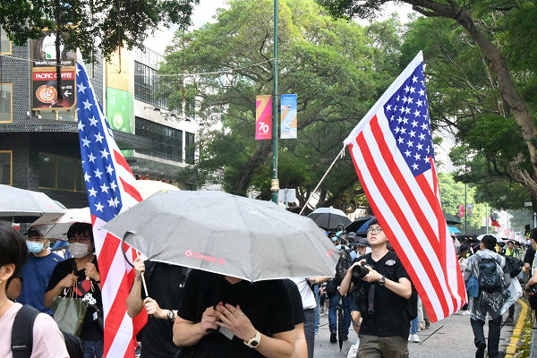 デモで星条旗を見かけないことはない。＝12日、チムシャツォイ警察署前　撮影：田中龍作＝