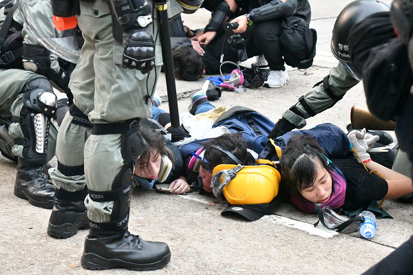 香港が中国の弾圧をはねのけて自由を守りきれたとすれば、彼らの尊い犠牲の御陰だ。国慶節直前にデモ隊の大量逮捕があった。＝9月29日、金鐘道　撮影：田中龍作＝