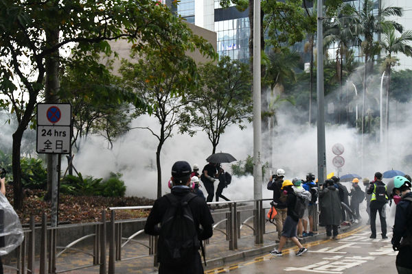 火災ではない。警察が撃ち込む催涙弾で煙っているのだ。香港市民の反発を買うばかりである。＝6日、アドミラルティ　撮影：田中龍作＝