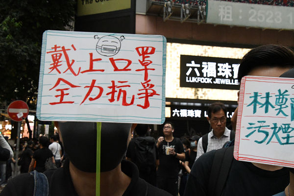 「全力抗争」。緊急法の発動は香港市民を本気で怒らせてしまった。＝6日、コーズウェイベイ　撮影：田中龍作＝
