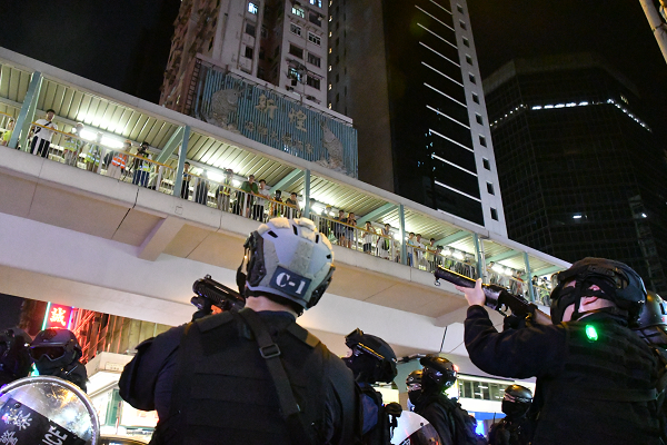 普通の市民が警察から銃口を向けられる。香港の現状だ。これでは自由な投票の確保は難しい。＝9月、旺角　撮影：田中龍作＝