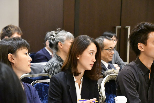 山口氏の記者会見に出席した詩織さんは、一言一句を噛み締めるように耳を傾けていた。=19日、日本外国特派員協会 撮影:田中龍作=