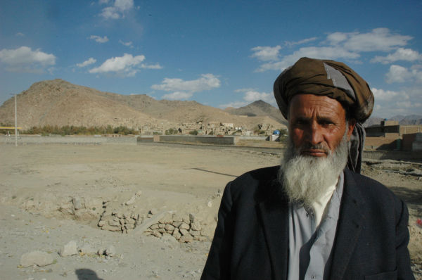 戦乱が絶えないアフガンの大地。男性の人生で平和な時はどれ程あったのだろうか。＝2007年、カブール郊外　撮影：田中龍作＝