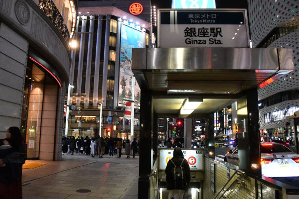 クリスマス直近の土曜夜なのに、日本を代表する商店街は華やかさに欠けた。＝21日夜、銀座4丁目　撮影：田中龍作＝