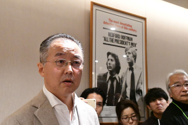 囲み取材に応じる山口氏。背後にはなぜか、権力犯罪を描いた『大統領の陰謀』のポスターが。=19日、日本外国特派員協会 撮影:田中龍作=