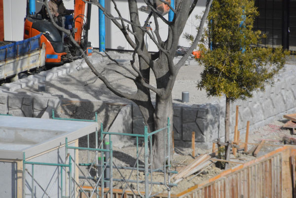 神社の周囲に巡らす石垣と、階段になる部分が見える。=1日、大阪・豊中市の建設現場 撮影:筆者=