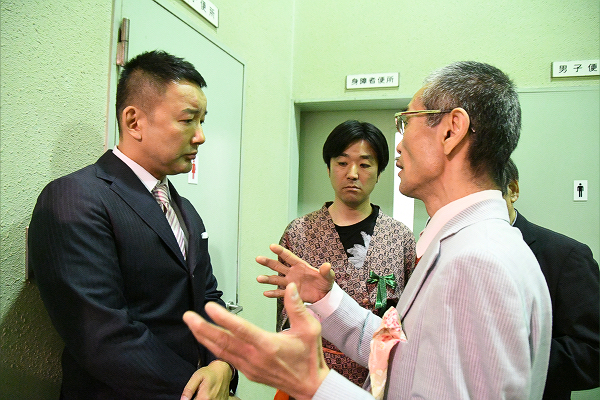 詰め寄る森友・加計告発プロジェクト幹部(右)を諫める山本太郎議員。「市民の政治活動は自由だけどタイミングは大事にして。今はリスキー」。=5日夜、上野公園 撮影:筆者=