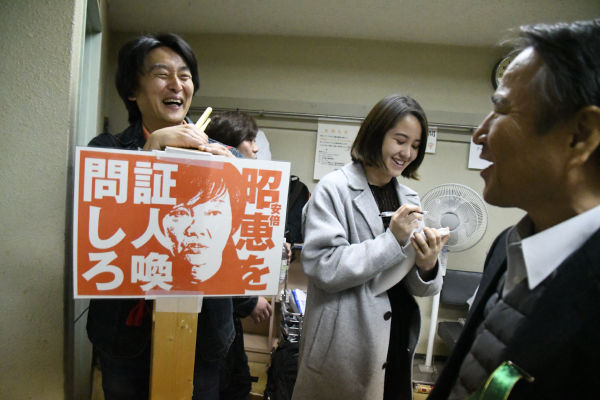 森友問題を発掘した豊中市議会の木村真議員(左)と沖縄平和運動センターの山城博治議長。安倍政権打倒に向け錚々たる顔ぶれが揃うなか、主催者は「昭恵告発」をぶち上げようとした。=5日夜、上野公園 撮影:筆者=
