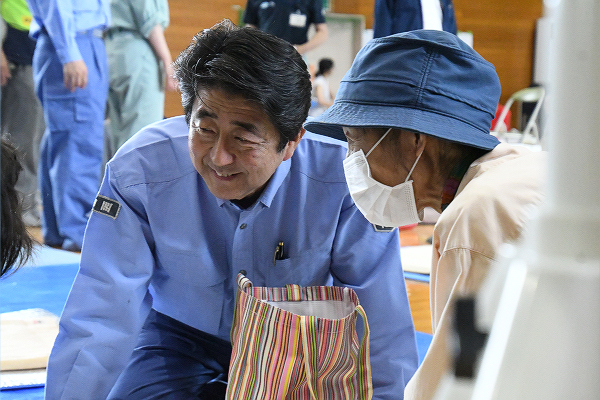 ニヤニヤとした表情が目立った安倍首相。田中が初動の遅さと酒盛りを追及すると さらに ヘラヘラした。=11日、倉敷市真備町 撮影:田中龍作=